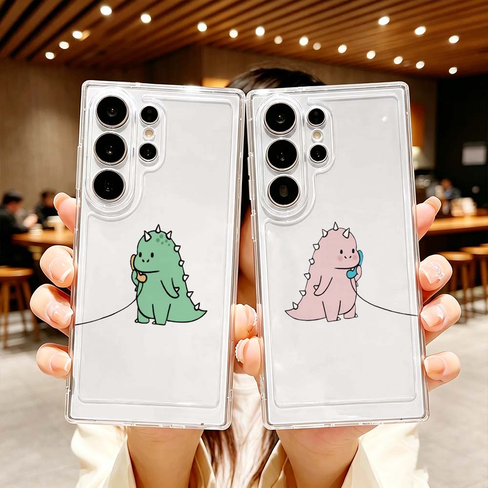 Samsung Galaxy S24 - カートゥーン風の緑の恐竜カップルデザインのSamsung Galaxy S26 S25 S24 S23
